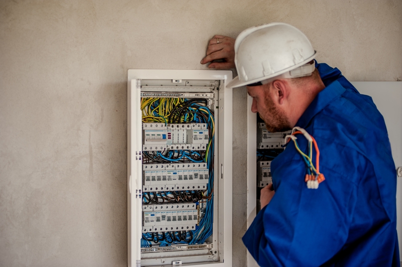 sasu-TOULON-min_electrician-2755683